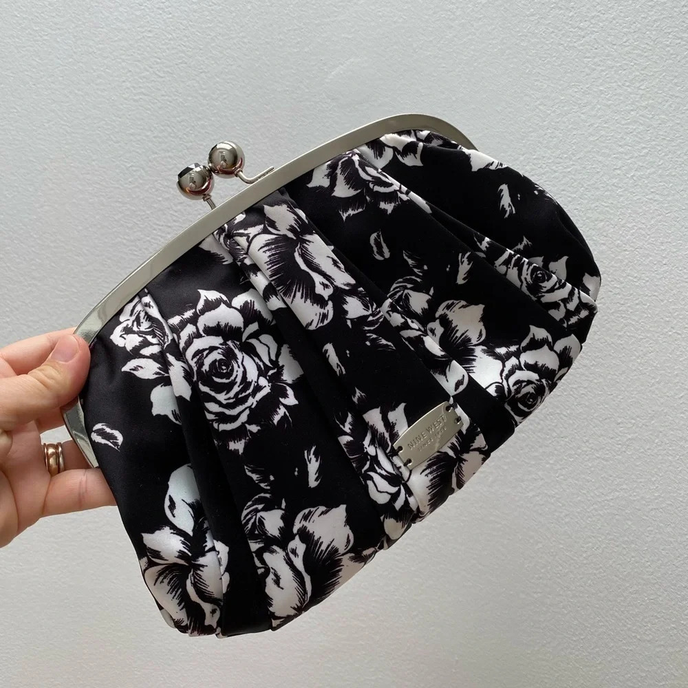 NINE WEST - Black & White Floral  'Strawberry Fields' Clutch